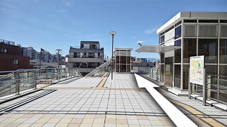 通路を抜け、一番奥のエスカレーターを下ります（エレベーター裏）