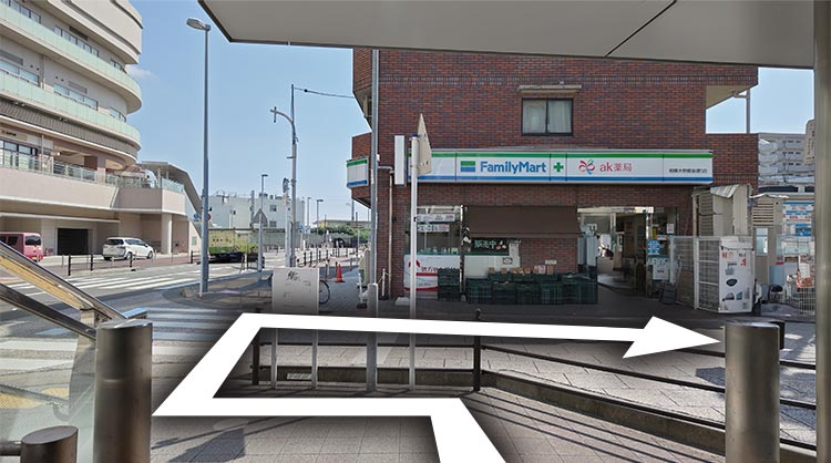 エレベーターを下り終わったら、歩道の奥を右に曲がります